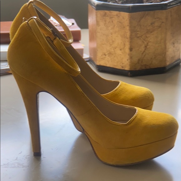 Boho Suede Mustard Yellow Aldo Pumps - Picture 1 of 10